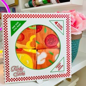 ⭐️Pizza lovers ⭐️🍕♥️ NWT box of 4 pairs of pizza socks